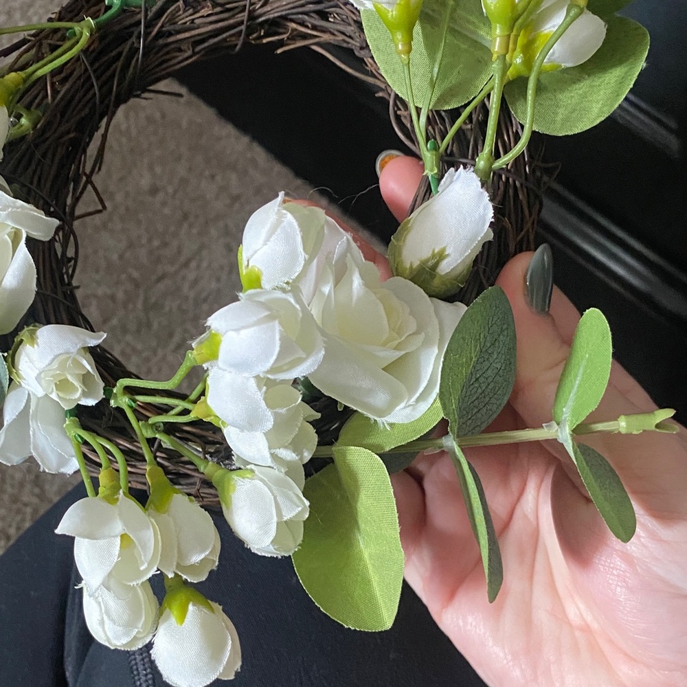 BRIDGERTON COLLECTION- Floral Wreath with White Roses and Green Leaves - Picture 3 of 3